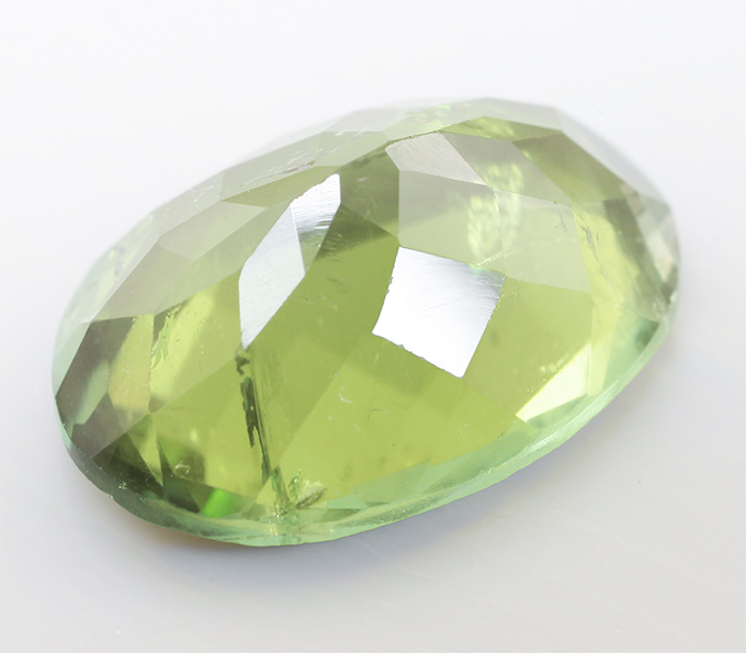 Желтовато-зеленый турмалин 4,8 карата