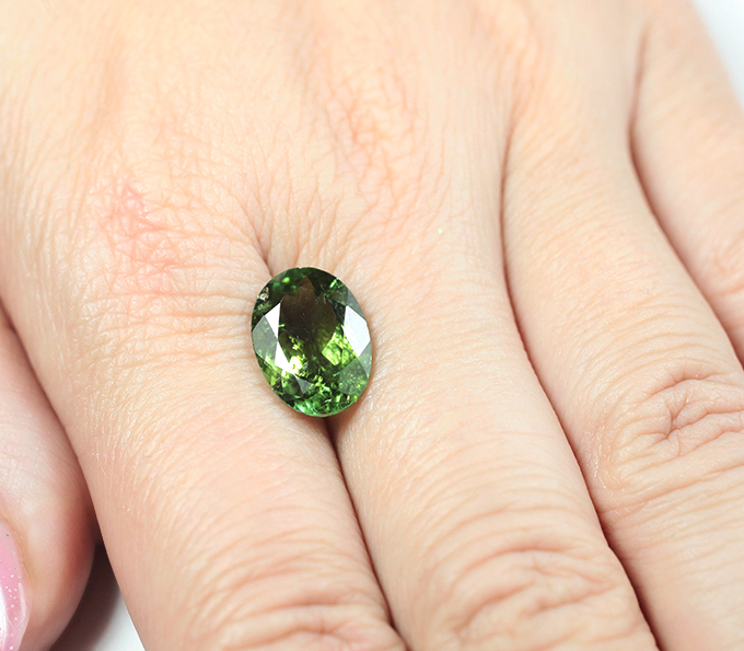 Желтовато-зеленый турмалин 4,8 карата