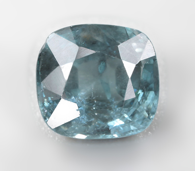 Редкая зеленовато-синяя шпинель 0,61 карата