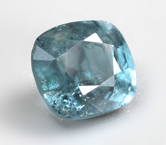 Редкая зеленовато-синяя шпинель 0,61 карата