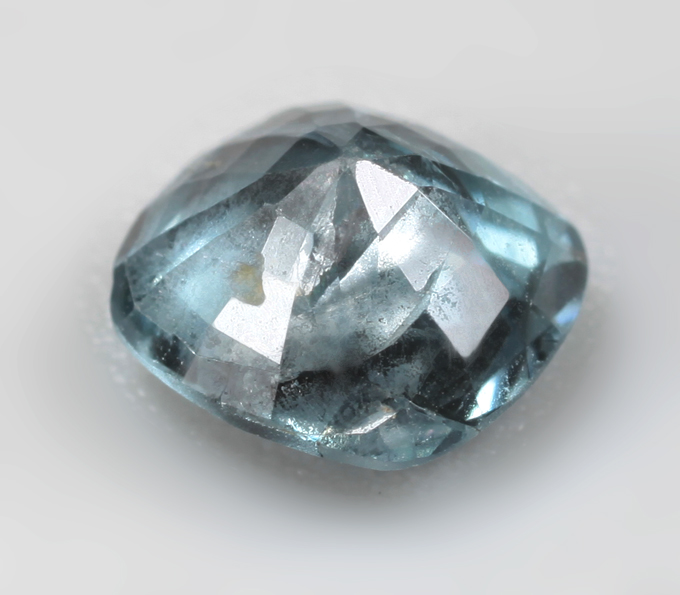 Редкая зеленовато-синяя шпинель 0,61 карата