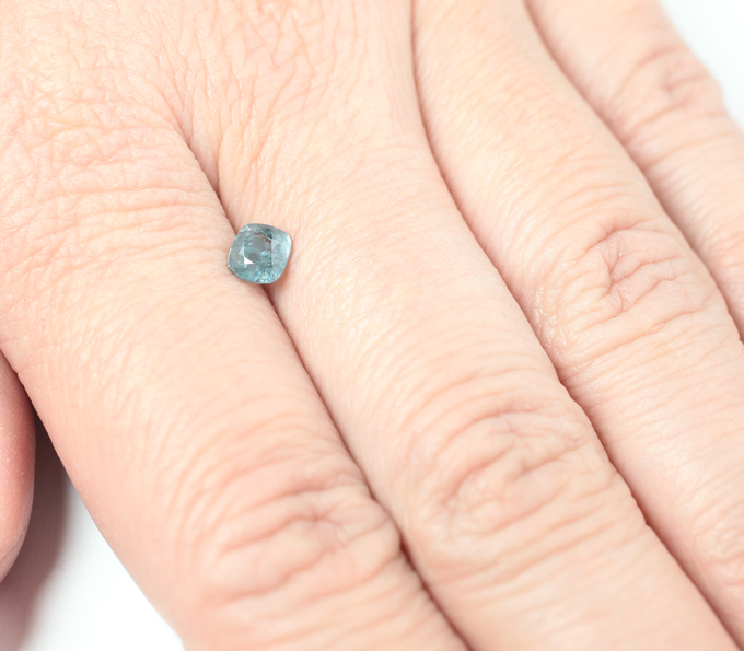 Редкая зеленовато-синяя шпинель 0,61 карата