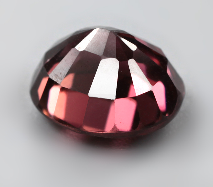 Оранжево-красный циркон высокой чистоты 3,8 карата