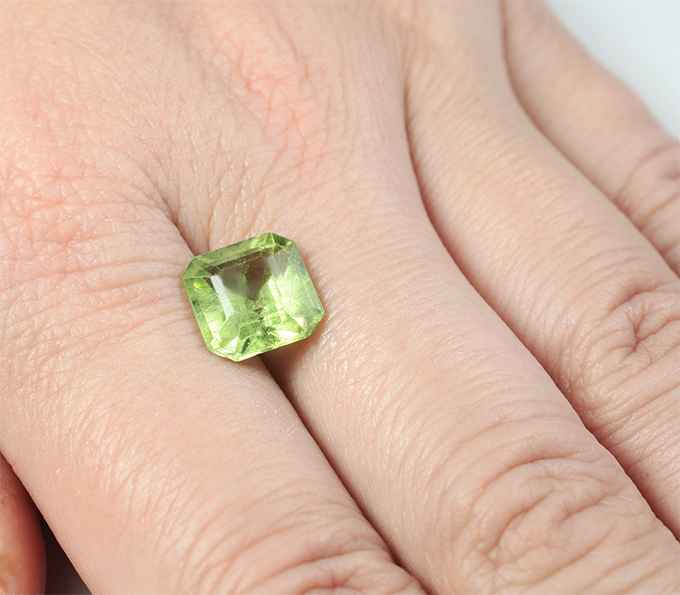 Перидот с включением рутила 4,26 карата