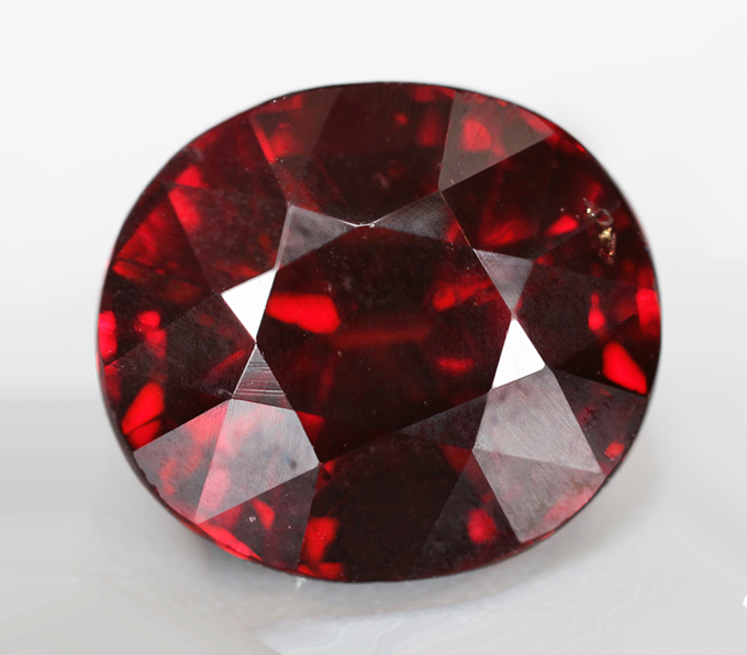 Крупный насыщенный пироп гранат 3,12 карата