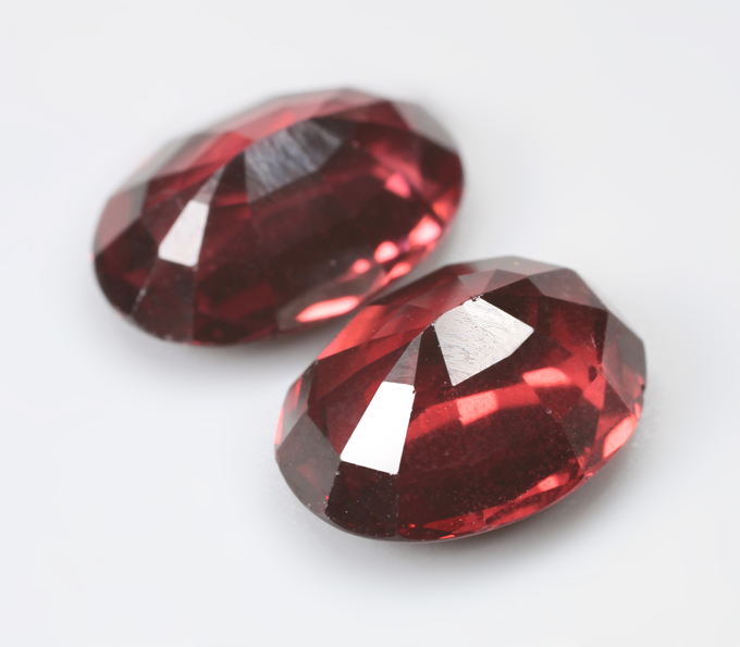 Крупная пара родолитов гранатов 6,51 карата