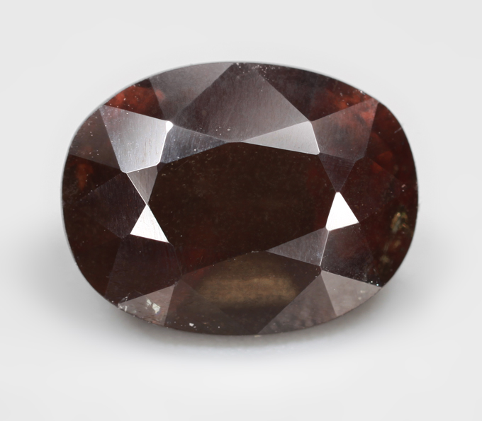 Насыщенный крупный гранат со сменой цвета 3,02 карата