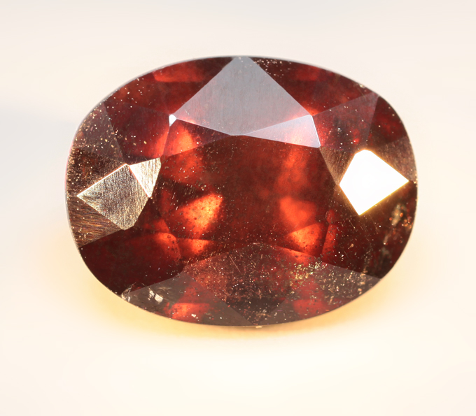 Насыщенный крупный гранат со сменой цвета 3,02 карата