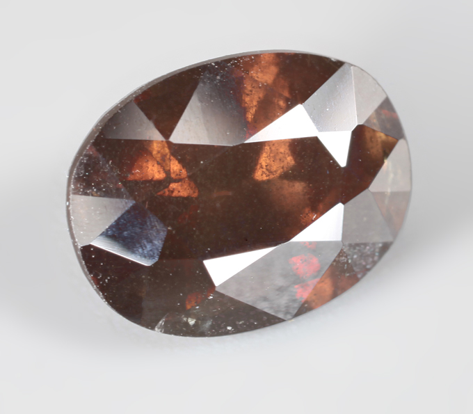 Насыщенный крупный гранат со сменой цвета 3,02 карата