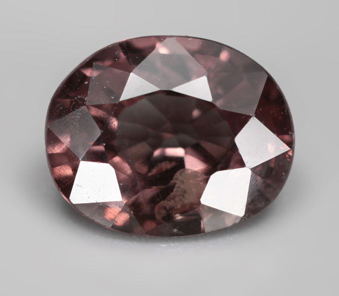 Розовато-оранжевый гранат со сменой цвета 2,13 карата