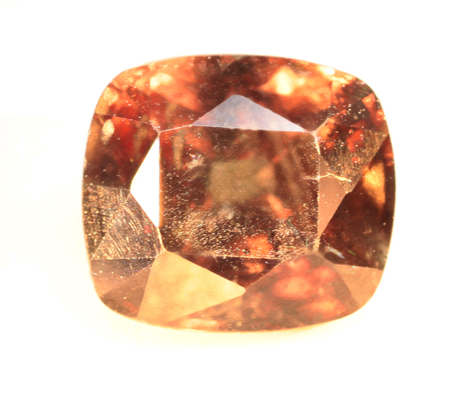 Желтовато-зеленый гранат со сменой цвета 1,79 карата