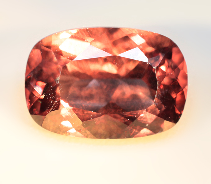 Розовато-оранжевый гранат со сменой цвета 1,48 карата