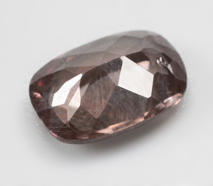 Розовато-оранжевый гранат со сменой цвета 1,48 карата