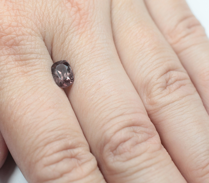 Розовато-оранжевый гранат со сменой цвета 1,48 карата