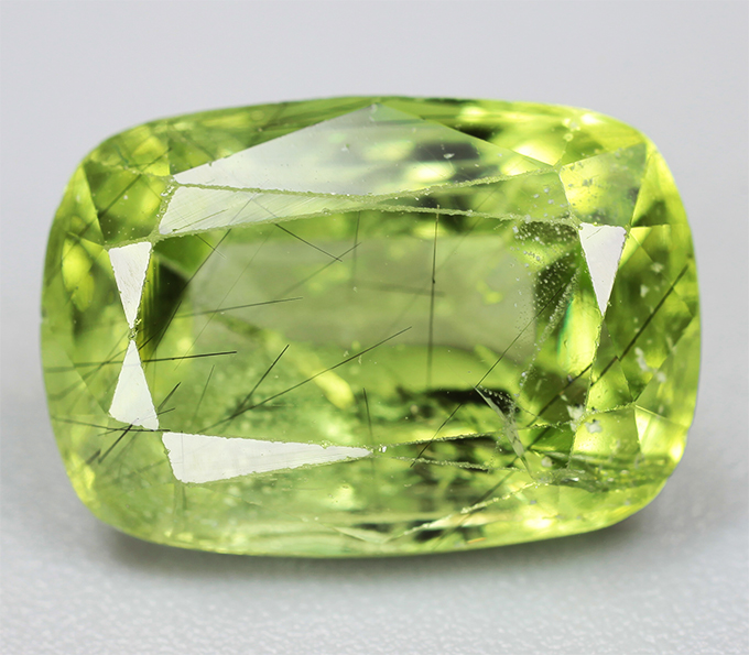 Перидот с включением рутила 4,49 карата