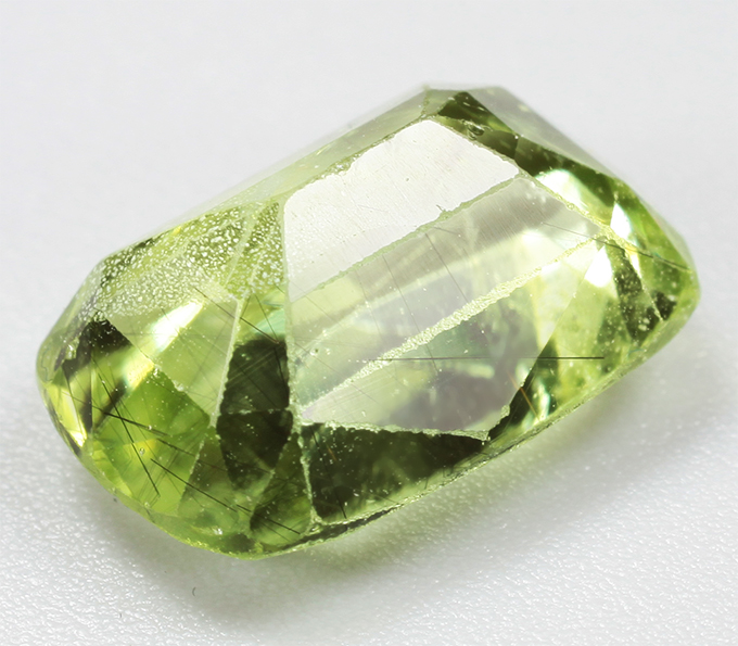 Перидот с включением рутила 4,49 карата