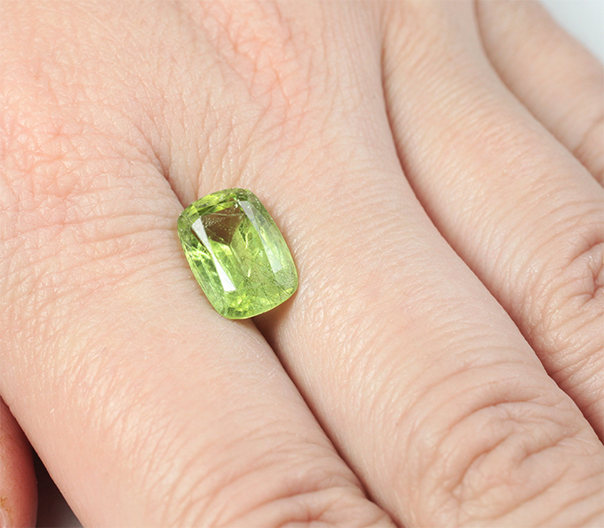 Перидот с включением рутила 4,49 карата