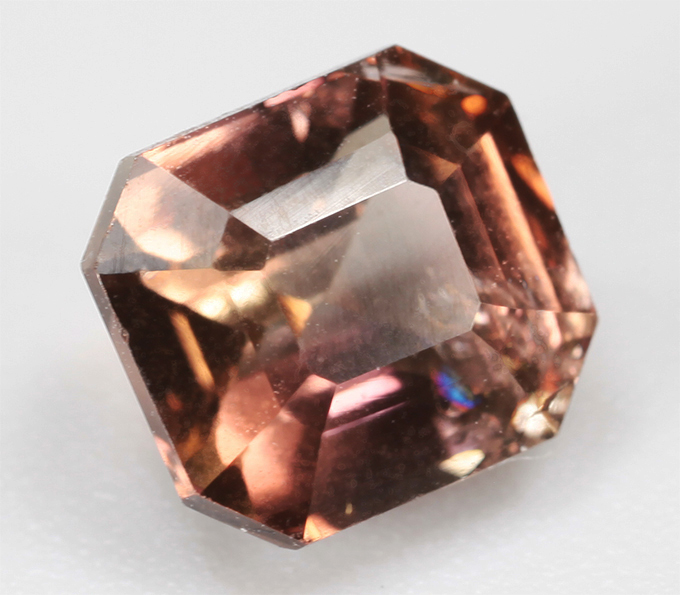 Редкий полихромный аксинит 1,46 карата