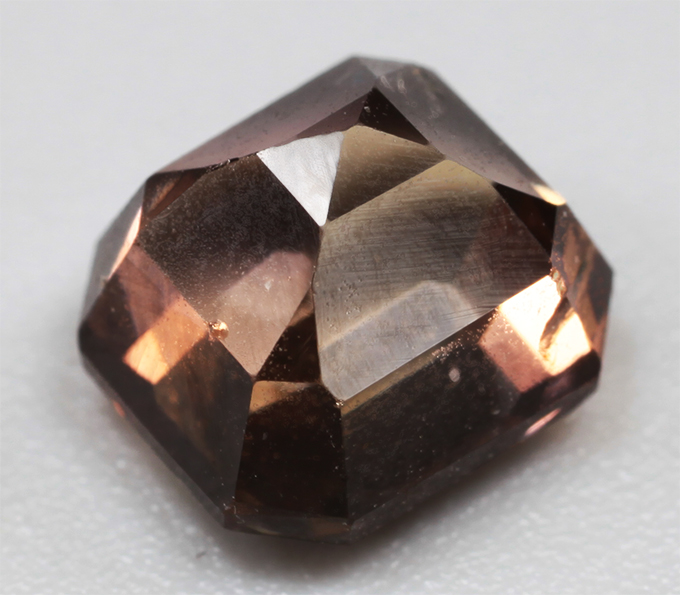 Редкий полихромный аксинит 1,46 карата